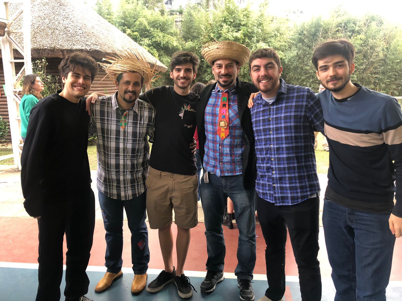 Reencontro de ex-alunos na abertura da cápsula do tempo